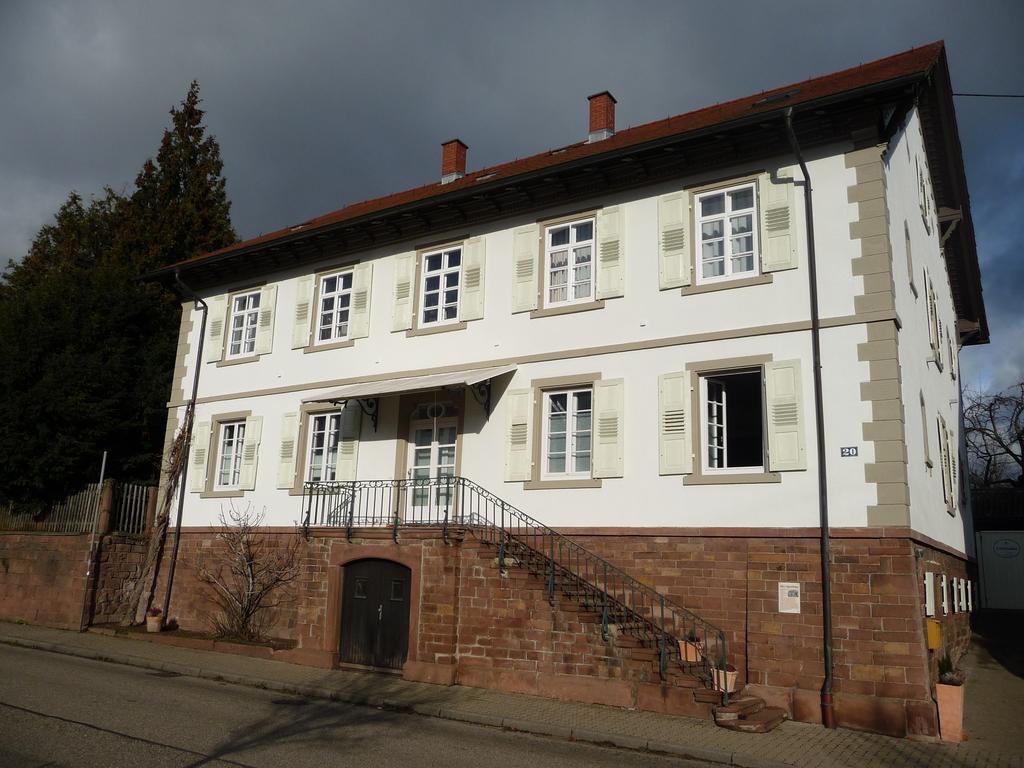 Alte Apotheke Bed & Breakfast Karlsbad Bagian luar foto